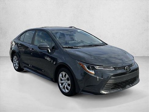 Used 2025 Toyota Corolla LE image 3