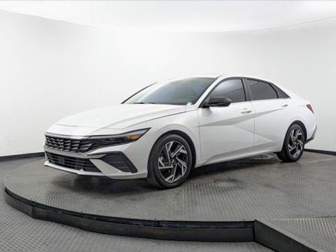 Used 2025 Hyundai Elantra Limited FWD image 2