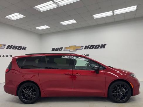 Used 2025 Chrysler Pacifica Limited FWD image 4
