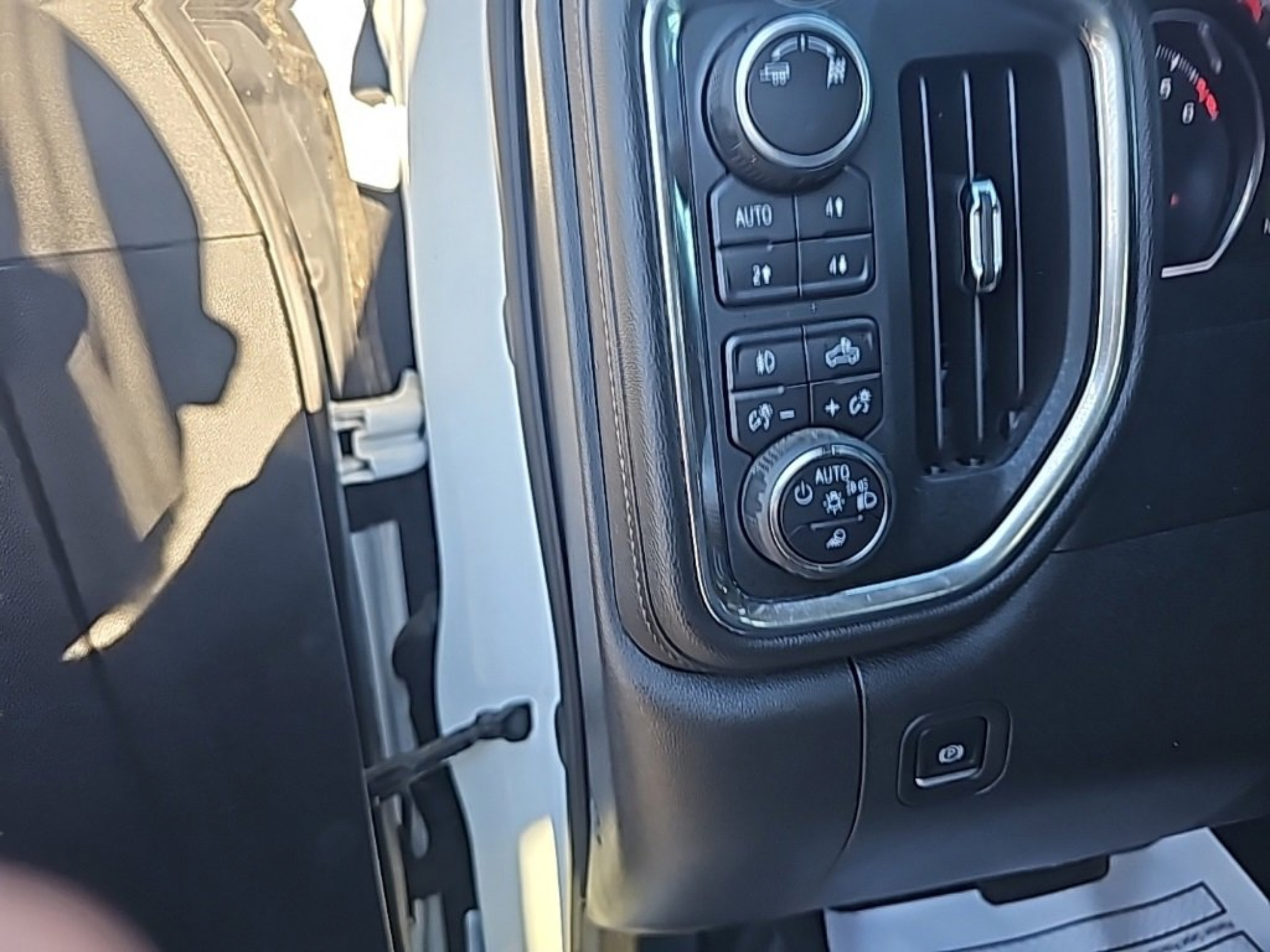 Used 2019 Chevrolet Silverado 1500 LTZ w/ LTZ Premium Package AWD/4WD image 14