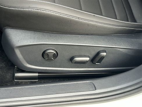 Certified 2024 Volkswagen Jetta SE w/ Panoramic Sunroof Package image 17