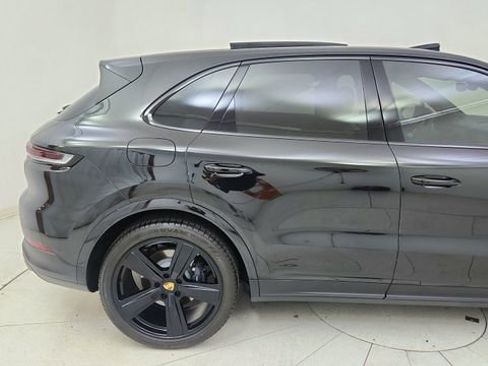 Used 2025 Porsche Cayenne w/ Premium Package image 7