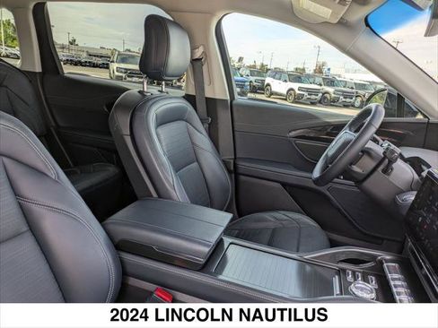 Certified 2024 Lincoln Nautilus Reserve image 25