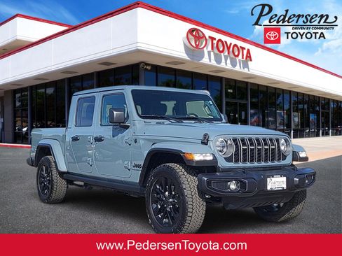 Used 2025 Jeep Gladiator Sport image 1