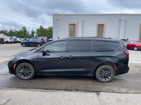 Used 2021 Chrysler Pacifica Touring-L w/ S Appearance Package AWD/4WD image 3