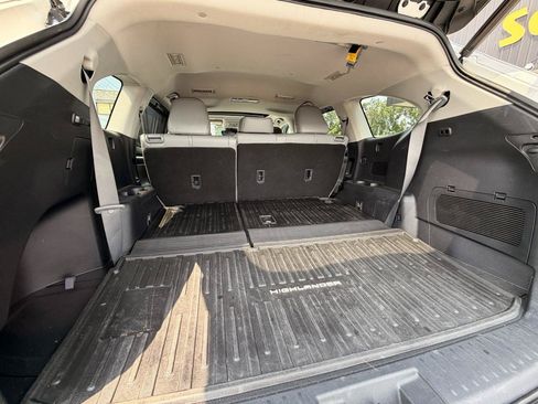 Used 2021 Toyota Highlander XLE AWD/4WD image 24