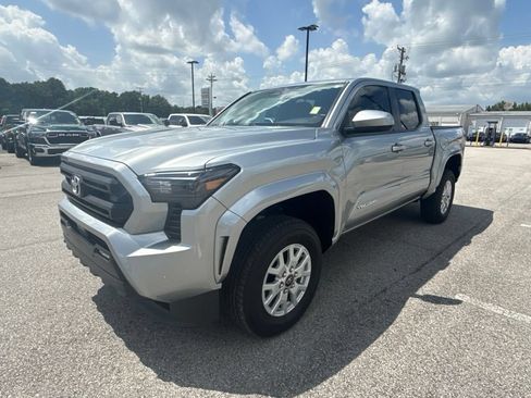 Used 2024 Toyota Tacoma SR5 w/ SR5 Upgrade Package AWD/4WD image 4