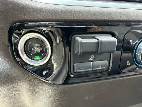 Used 2025 GMC Sierra 1500 SLT AWD/4WD image 27