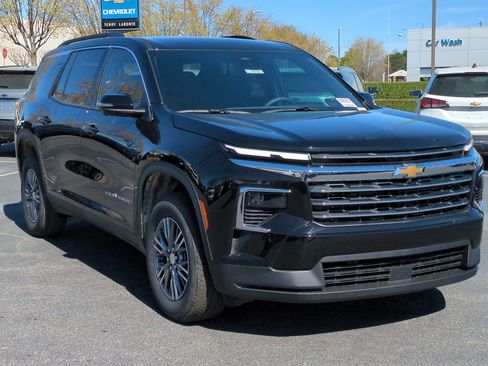 New 2026 Chevrolet Traverse LT w/ Driver Confidence Package FWD image 2