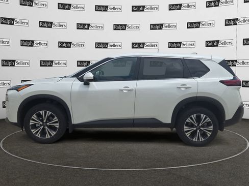 Used 2023 Nissan Rogue SV image 3