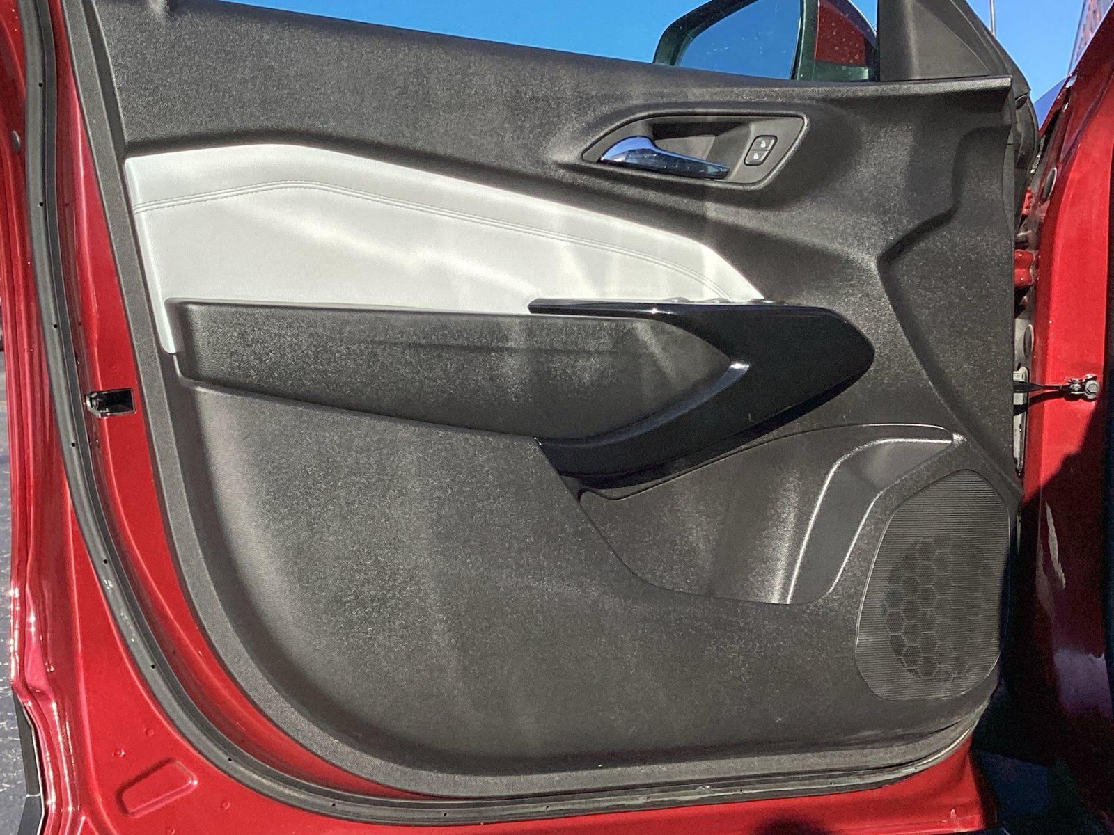 Used 2025 Chevrolet Trax LT FWD image 29