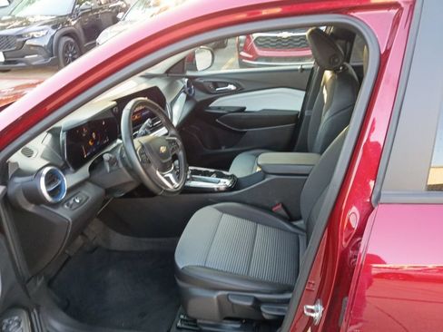 Used 2025 Chevrolet Trax LT w/ LT Convenience Package FWD image 4