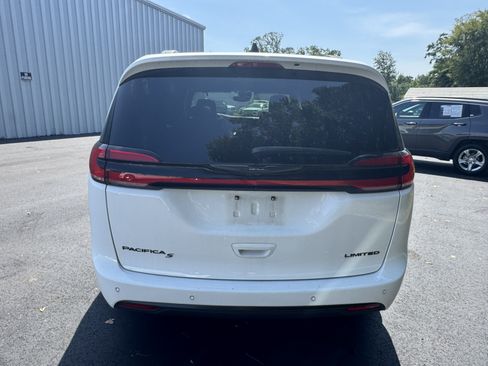 Used 2025 Chrysler Pacifica Limited FWD image 6