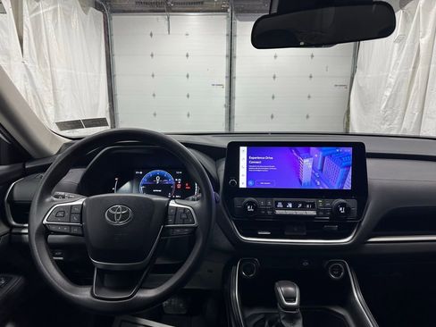Used 2025 Toyota Grand Highlander AWD image 16