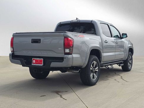 Used 2018 Toyota Tacoma TRD Sport w/ Technology Package AWD/4WD image 3