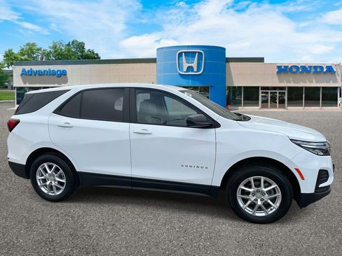 Used 2023 Chevrolet Equinox LS w/ LS Convenience Package image 3