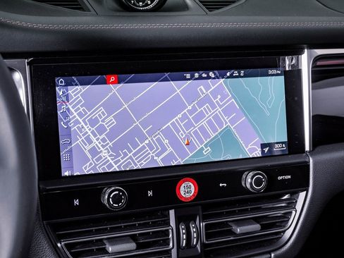 Certified 2025 Porsche Macan image 22