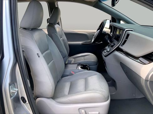 Used 2016 Toyota Sienna XLE Premium FWD image 9