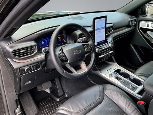 Certified 2024 Ford Explorer Platinum w/ Technology Package AWD/4WD image 19