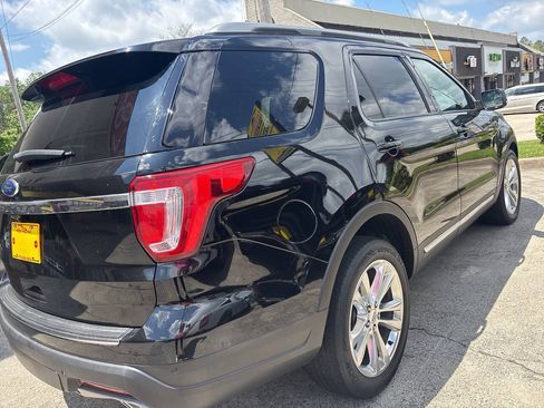 Used 2018 Ford Explorer XLT w/ Equipment Group 202A FWD image 5
