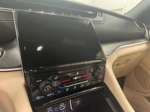 Used 2024 Jeep Grand Cherokee Limited image 17