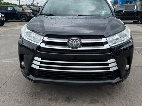 Used 2019 Toyota Highlander XLE AWD/4WD image 3