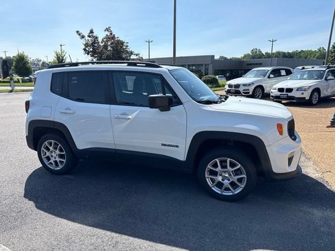 Used 2022 Jeep Renegade Latitude w/ Convenience Group AWD/4WD image 3