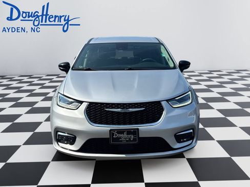 Used 2024 Chrysler Pacifica Touring-L FWD image 8