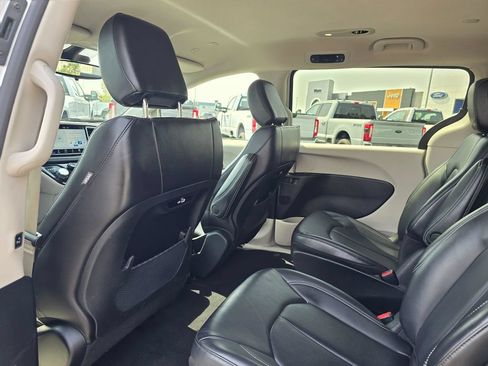 Used 2023 Chrysler Pacifica Touring-L FWD image 11