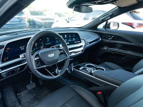 Used 2025 Cadillac Lyriq Sport AWD/4WD image 15