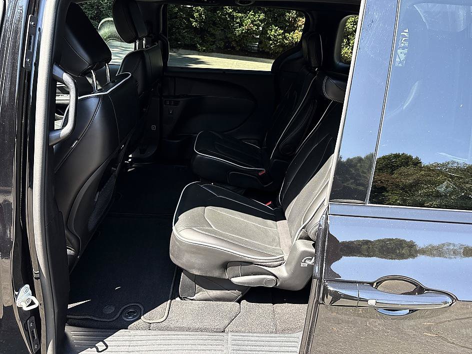 Used 2025 Chrysler Pacifica Limited FWD image 21