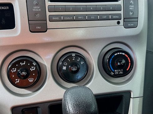 Used 2010 Pontiac Vibe w/ Preferred Package FWD image 14