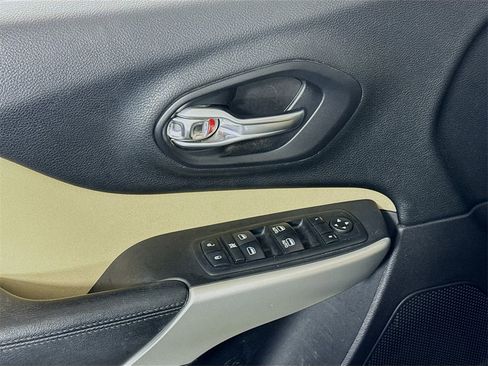 Used 2017 Jeep Cherokee Latitude w/ Safety/Convenience Group image 17