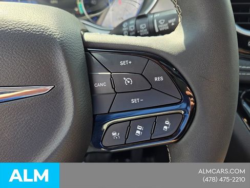Used 2025 Chrysler Pacifica Limited FWD image 31