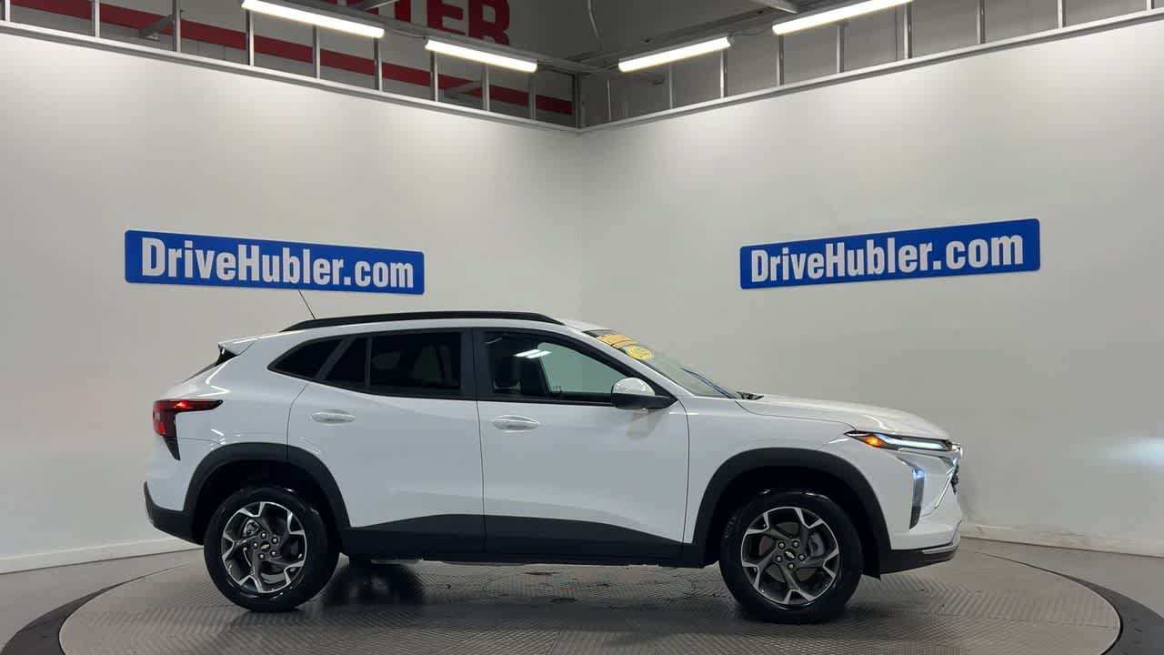 Used 2025 Chevrolet Trax LT w/ Driver Confidence Package FWD image 3