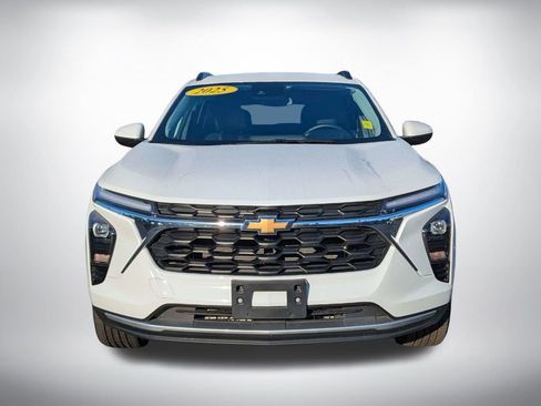 Used 2025 Chevrolet Trax LT w/ LT Convenience Package FWD image 9