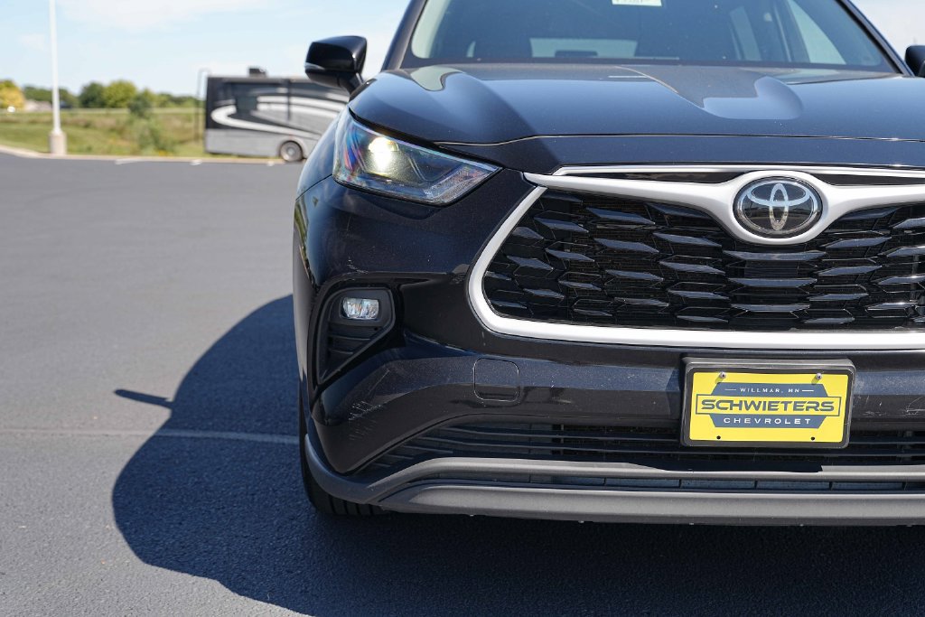 Used 2023 Toyota Highlander LE AWD/4WD image 4