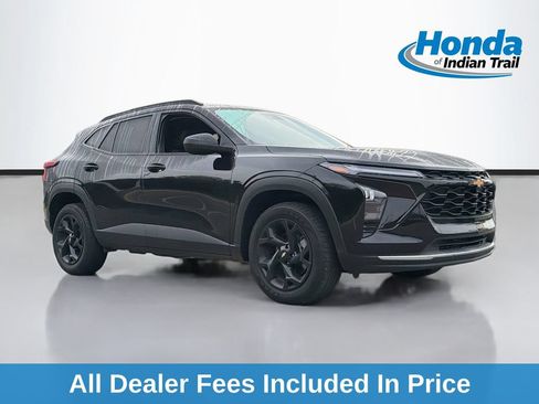 Used 2025 Chevrolet Trax LT FWD image 1