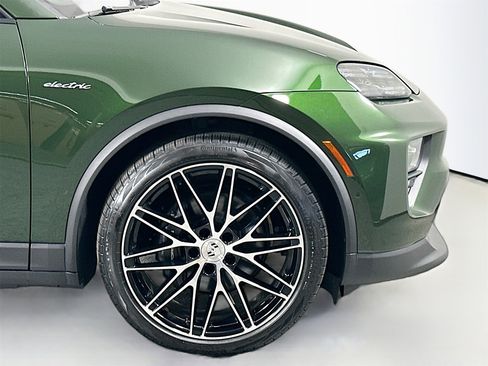 Certified 2025 Porsche Macan Electric image 14