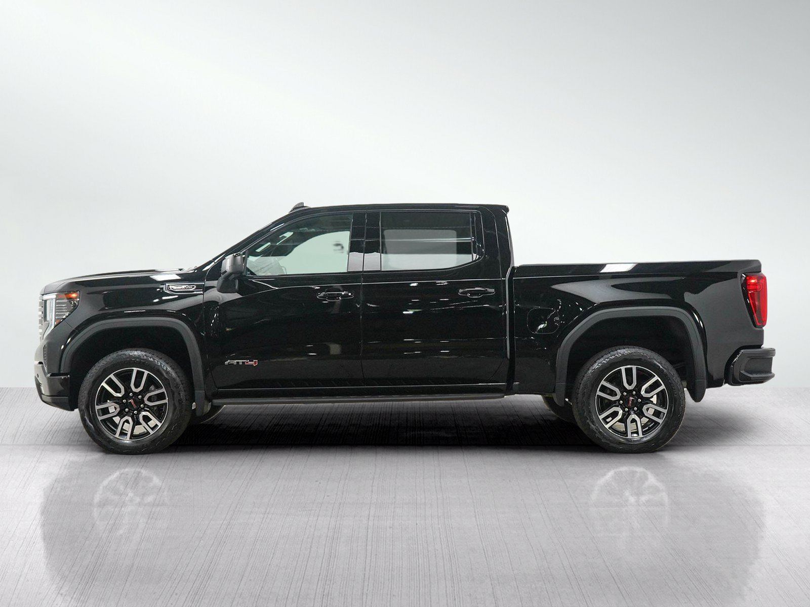 Used 2024 GMC Sierra 1500 AT4 w/ Technology Package AWD/4WD image 2