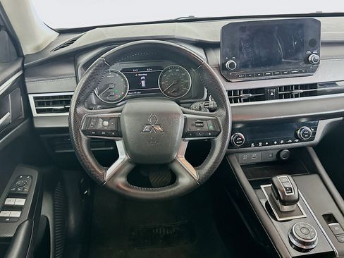 Used 2024 Mitsubishi Outlander SE image 17