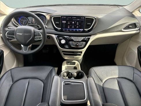 Used 2024 Chrysler Pacifica Touring-L FWD image 12