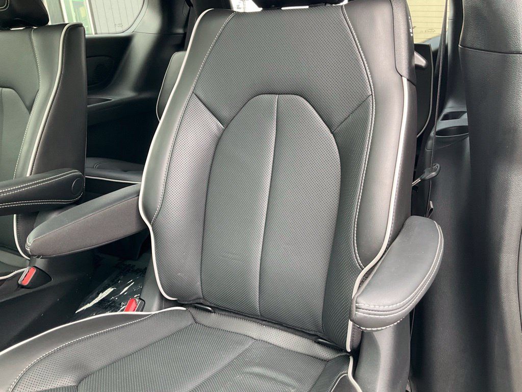 Used 2023 Chrysler Pacifica Limited w/ S Appearance Package FWD image 26