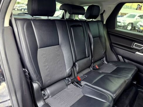 Used 2017 Land Rover Discovery Sport SE image 32