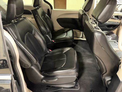 Used 2023 Chrysler Pacifica Touring-L FWD image 36