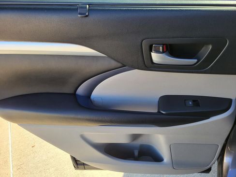 Used 2017 Toyota Highlander XLE image 19