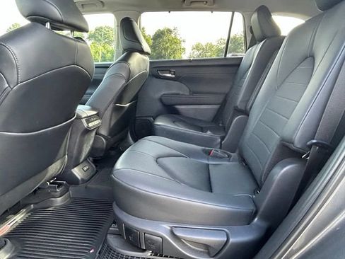 Used 2024 Toyota Highlander XLE FWD image 11
