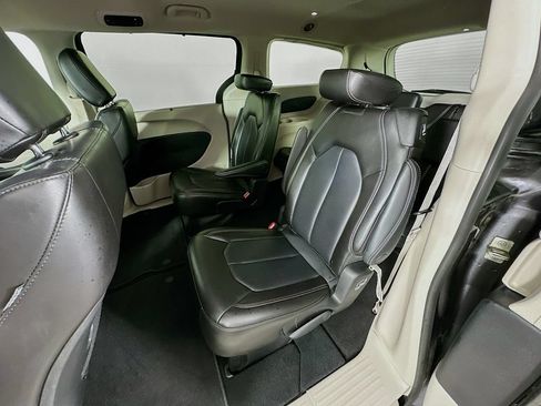 Certified 2023 Chrysler Pacifica Touring-L FWD image 34