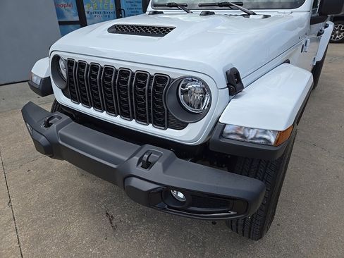 New 2025 Jeep Gladiator Sport image 9