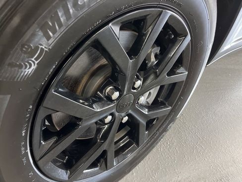 Used 2024 Jeep Grand Cherokee L Laredo image 10